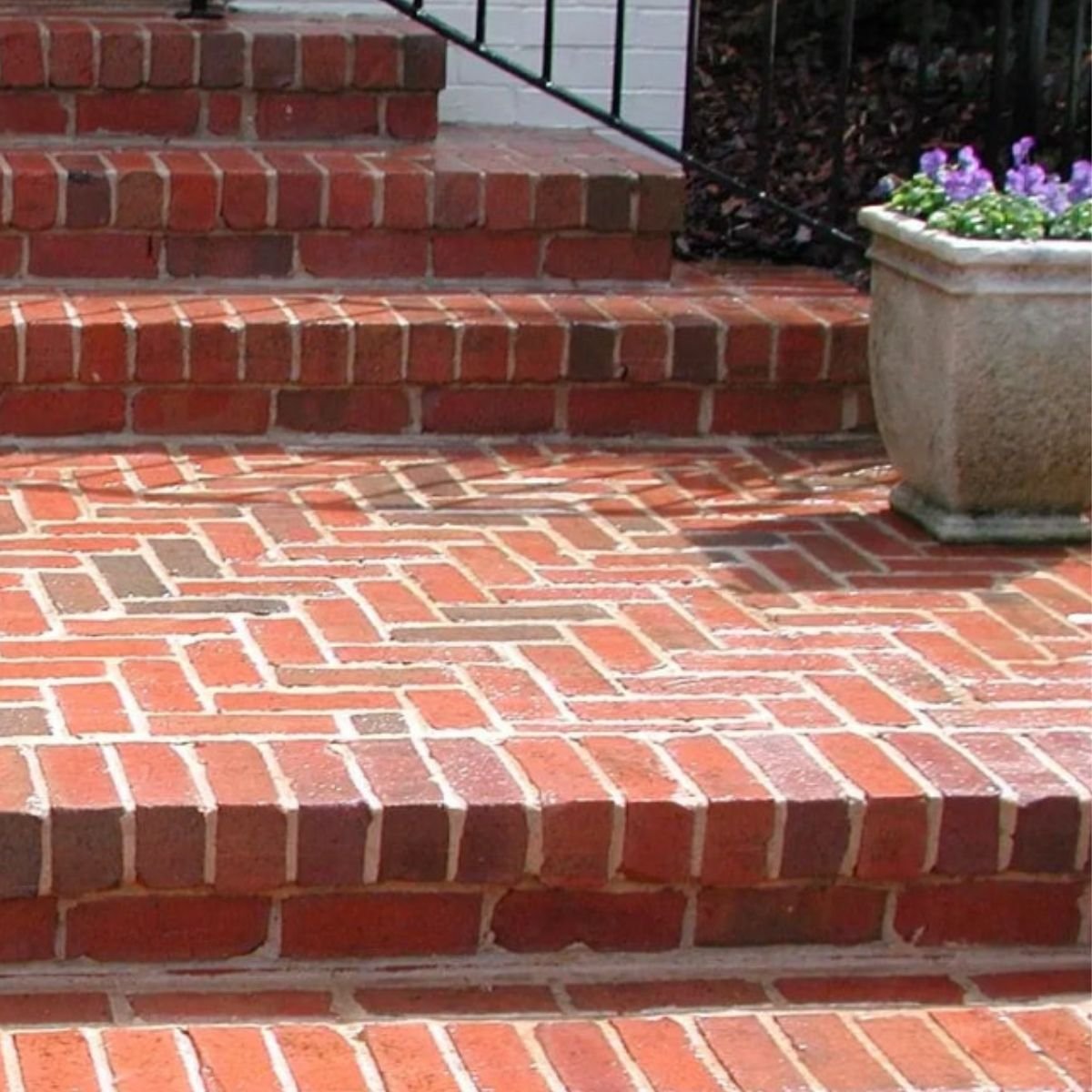 Același patio, acum strălucitor de curat.