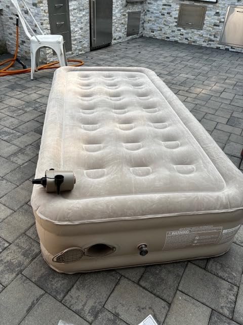 Saltea montată în living