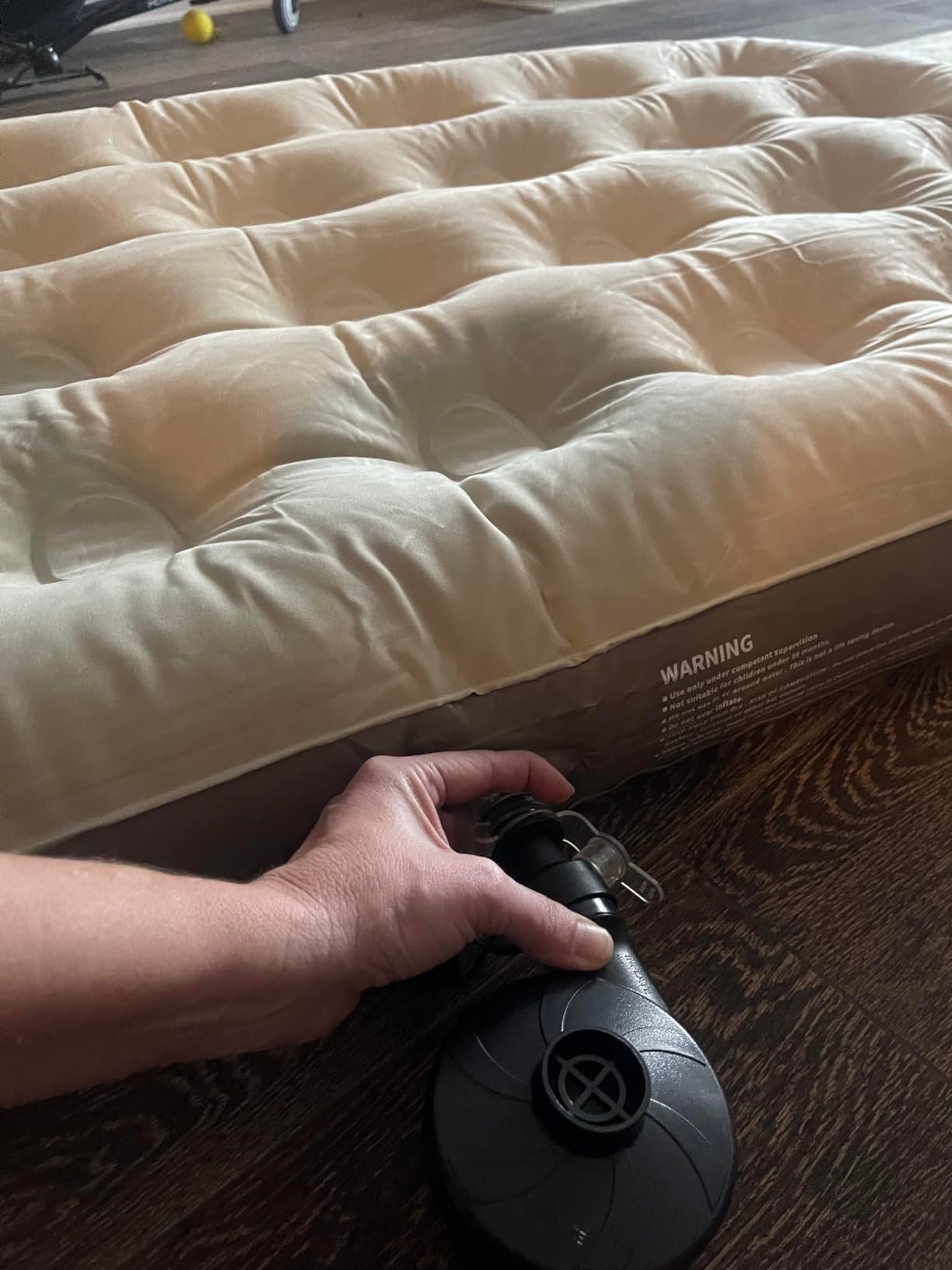 Copil pe saltea în casă