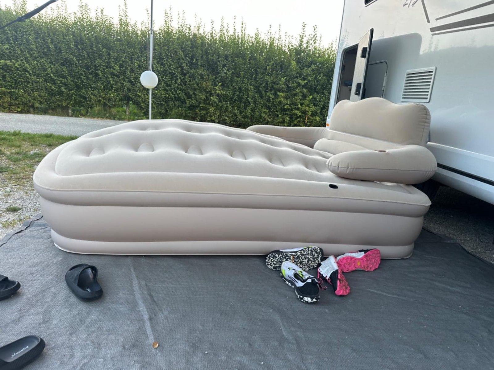 Persoană în vârstă pe saltea